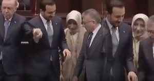 Törende AKP’lilerin yer kapma mücadelesi: Özlem Zengin kendine yer bulamadı