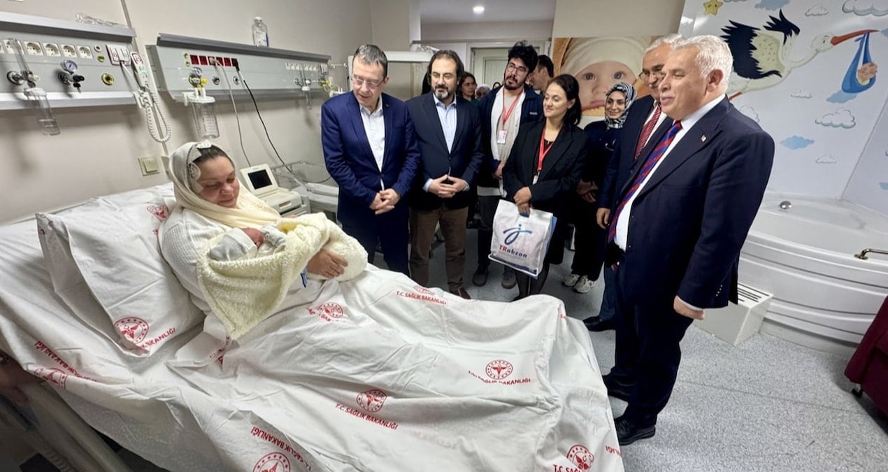 Trabzon’da 2026’nın ilk bebeği suda doğumla geldi