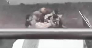 Trafikteki kavgayı kucağındaki çocukla ayırdı