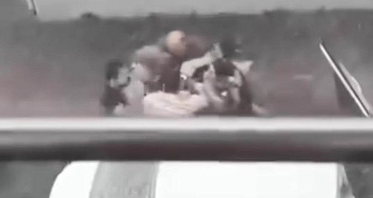 Trafikteki kavgayı kucağındaki çocukla ayırdı