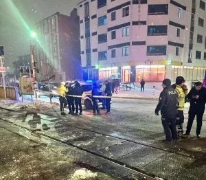 Tren Çarpması: Genç Ağır Yaralı