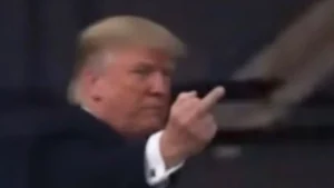 Trump, kendisine “pedofili koruyucusu” diye bağıran adama orta parmak gösterdi