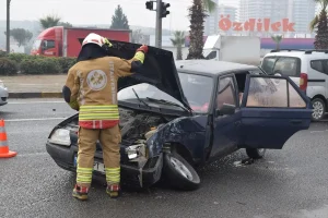 Turgutlu’da Otomobil ve Otobüs Çarpıştı