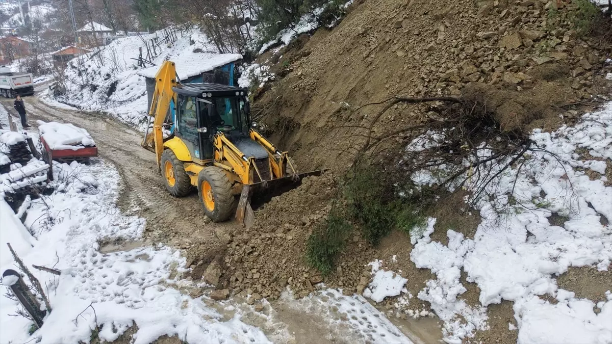 Türkeli’de Kar Yağışı Sonrası Yol Açıldı