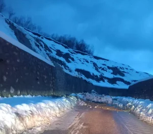 Türkeli’de Toprak Kayması Yol Kapatıldı