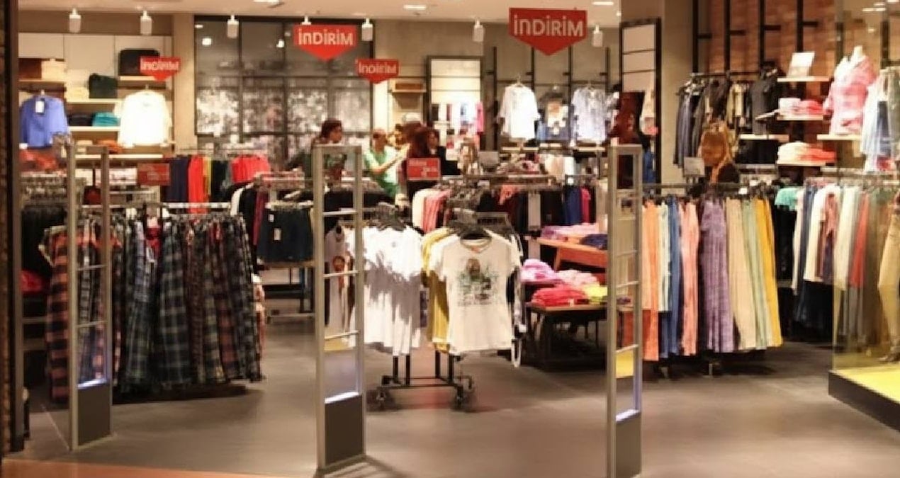 Türkiye’de tek tişört bile üretmeden tekstil kralı oldu: Bir gecede 500 mağazası birden battı