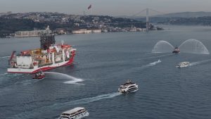 Türkiye’nin 6’ncı sondaj gemisi ‘Yıldırım’ İstanbul Boğazı’ndan geçti