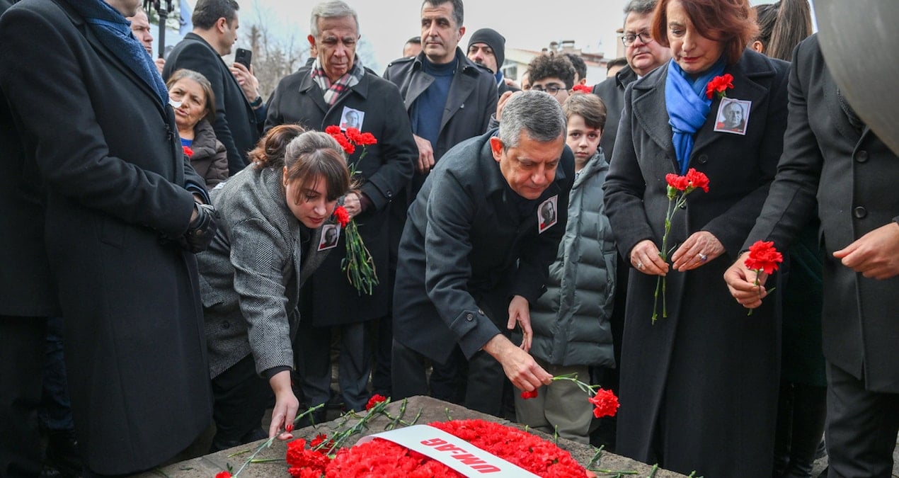 Uğur Mumcu katledildiği yerde anıldı! “O tuğlalardan karşımızda duvar örülü”