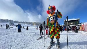 Uludağ’da palyaço hem kaydı hem eğlendirdi