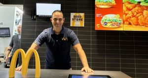 Ünlü teknik direktör McDonald’s’ta işe başladı