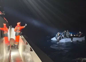 Urla Açıklarında 24 Göçmen Kurtarıldı