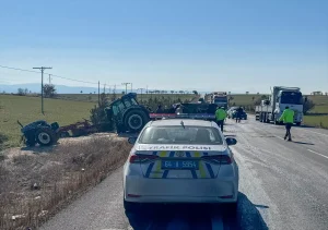 Uşak’ta Traktör ve Panelvan Çarpıştı: 1 Yaralı