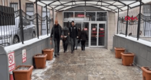 Üvey babasını bıçakladı