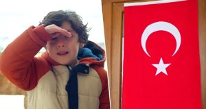 Uzak Şehir dizisinin bayrak mesajı gündem oldu