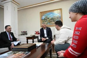 Vali Sezer, engelli gencin iş sevincini kutladı