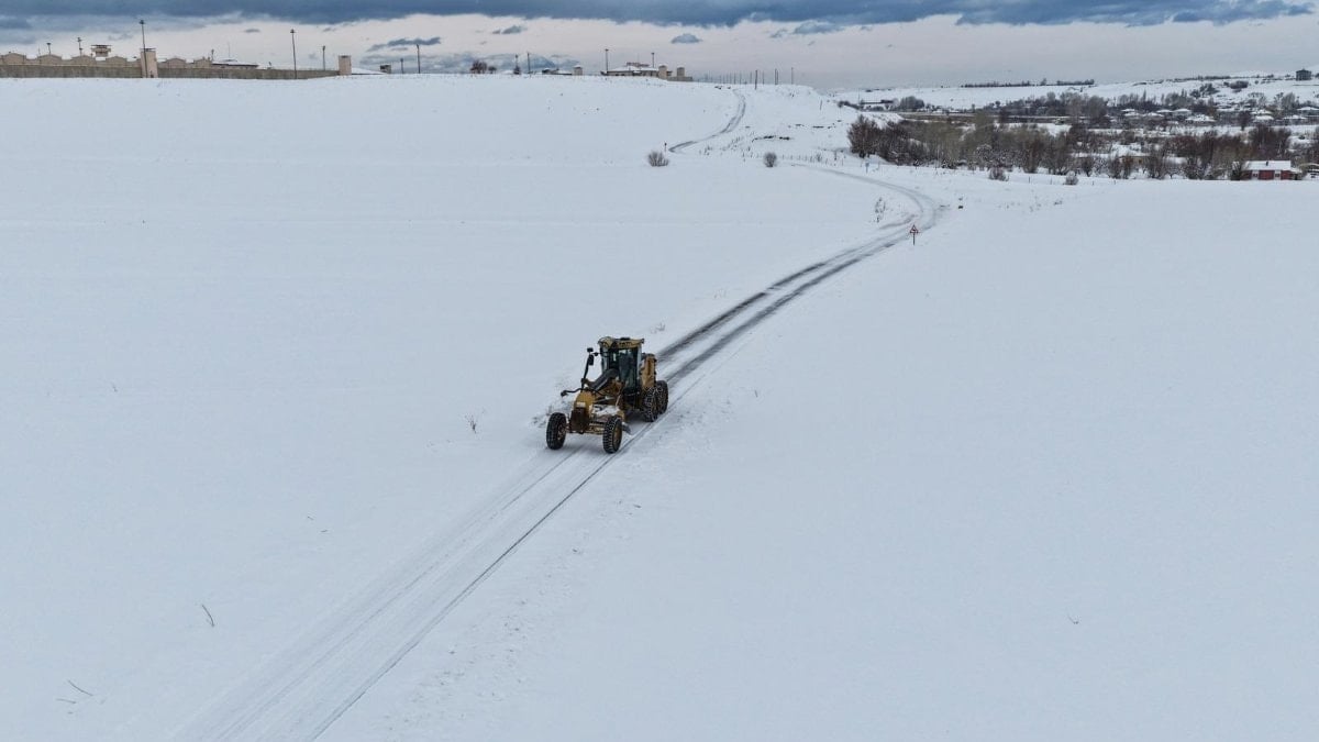 Van’da 283 yerleşim yeri ulaşıma kapandı