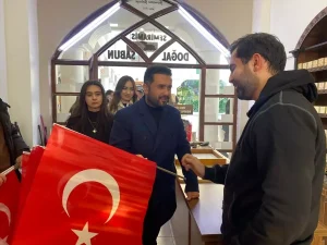 Van’da AK Parti Gençlik Kolları üyeleri esnafa Türk bayrağı hediye etti