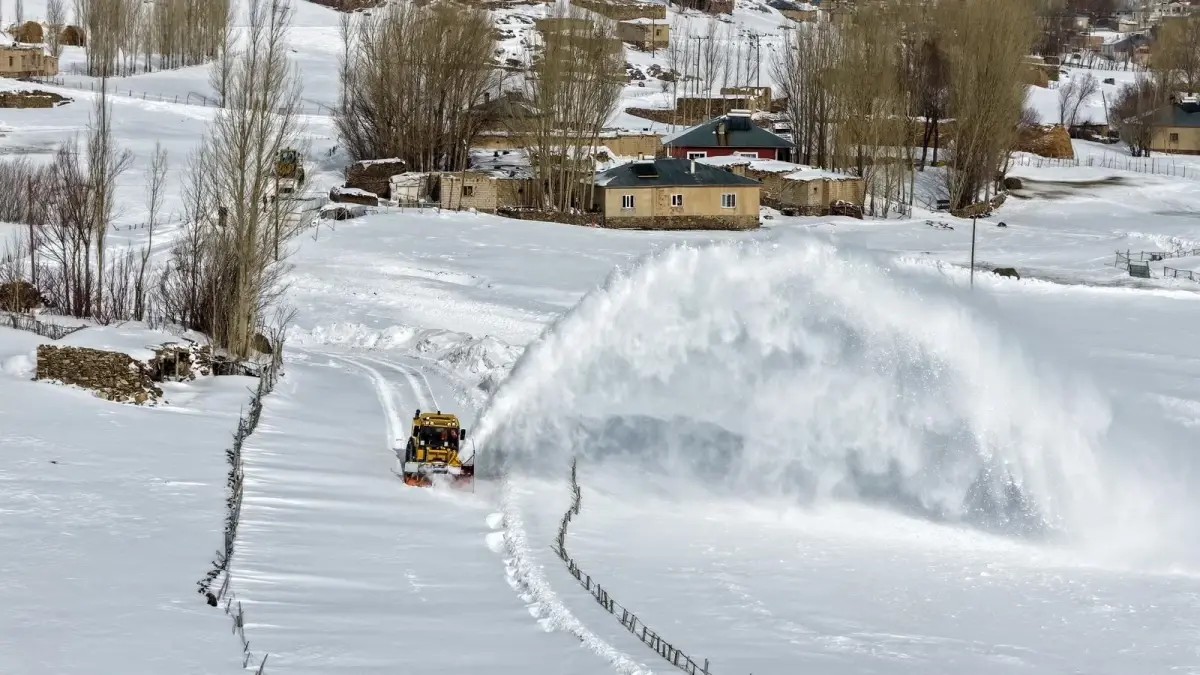 Van’da Kar Yağışı 220 Yolu Kapattı