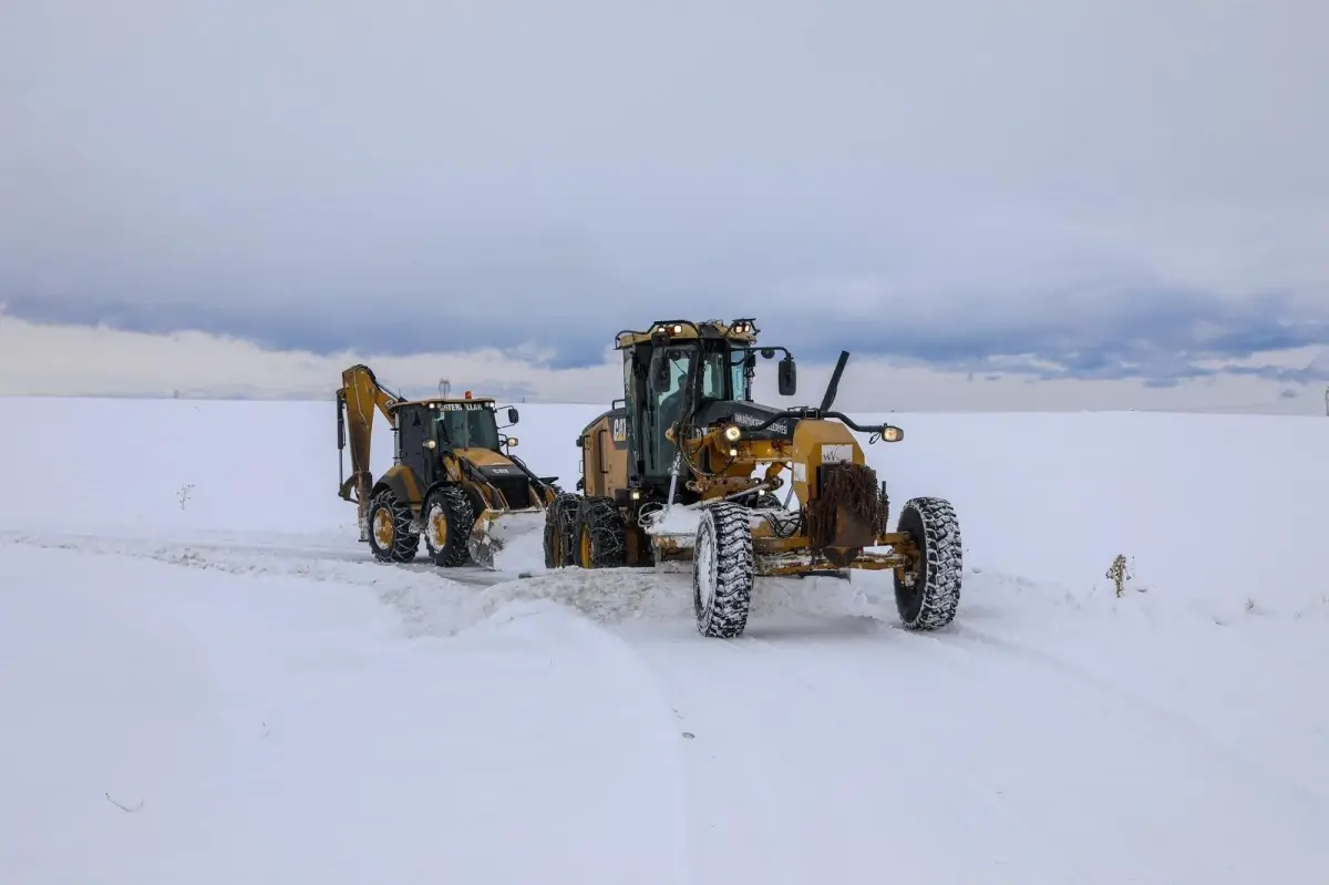Van’da Kar Yağışı 283 Yolu Kapatmış