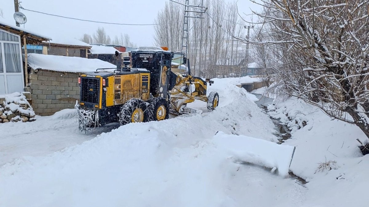 Van’da kardan kapanan yolları açmak için çalışmalar sürüyor