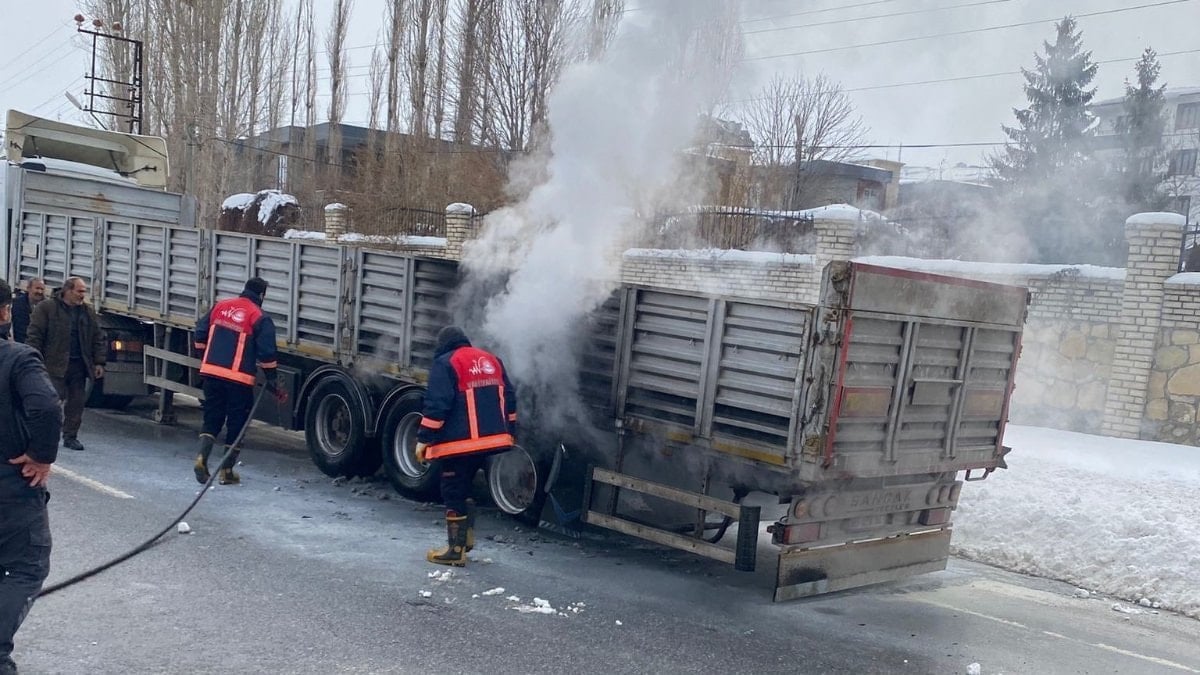 Van’da seyir halindeki tırda lastik yangını