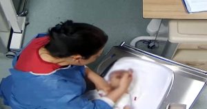 Vicdansız hemşire 5 günlük bebeği sakat bıraktı