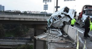 Viyadükte korkunç kaza: 1’i ağır 3 yaralı