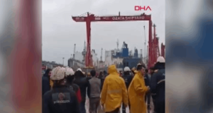 Yalova’da fırtına; çatılar uçtu, tersanede vinç devrildi