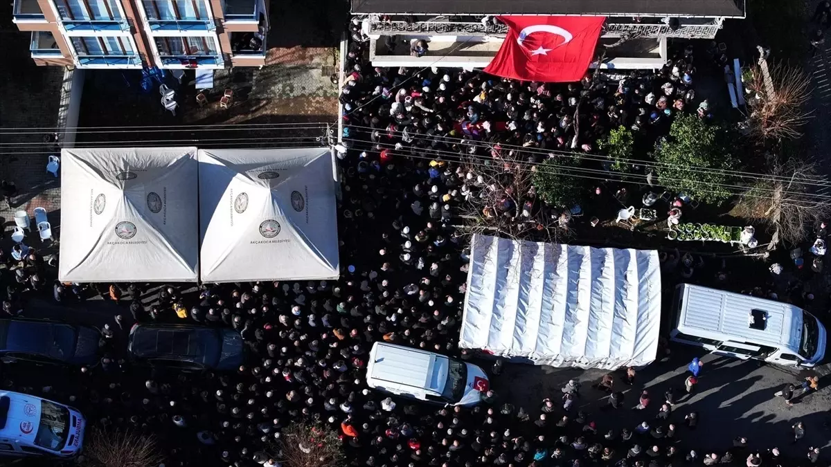 Yalova’daki DEAŞ operasyonunda şehit olan polis memuru Turgut Külünk’ün cenazesi, memleketi Düzce’de defnedildi