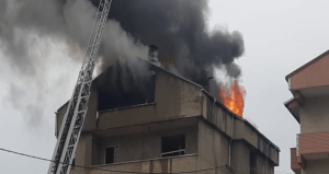 Yıkım işlemleri sırasında 4 katlı binanın çatısı yandı