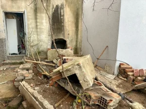 Yıkım Sırasında Duvar Altında Kaldı