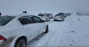 Yoğun kar hayatı felç etti, yollarda kilometrelerce kuyruk oluştu