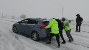 Yoğun Kar Yolları Kapattı