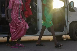 Yolcu otobüsüne düzenlenen saldırıda 28 kişi kaçırıldı