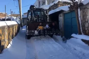 Yollar karla kaplandı, hasta kepçeyle hastaneye ulaştırıldı