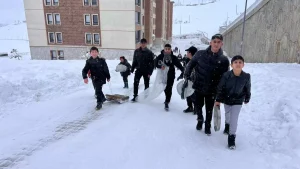 Yüksekova’da Çocuklar Karla Eğleniyor
