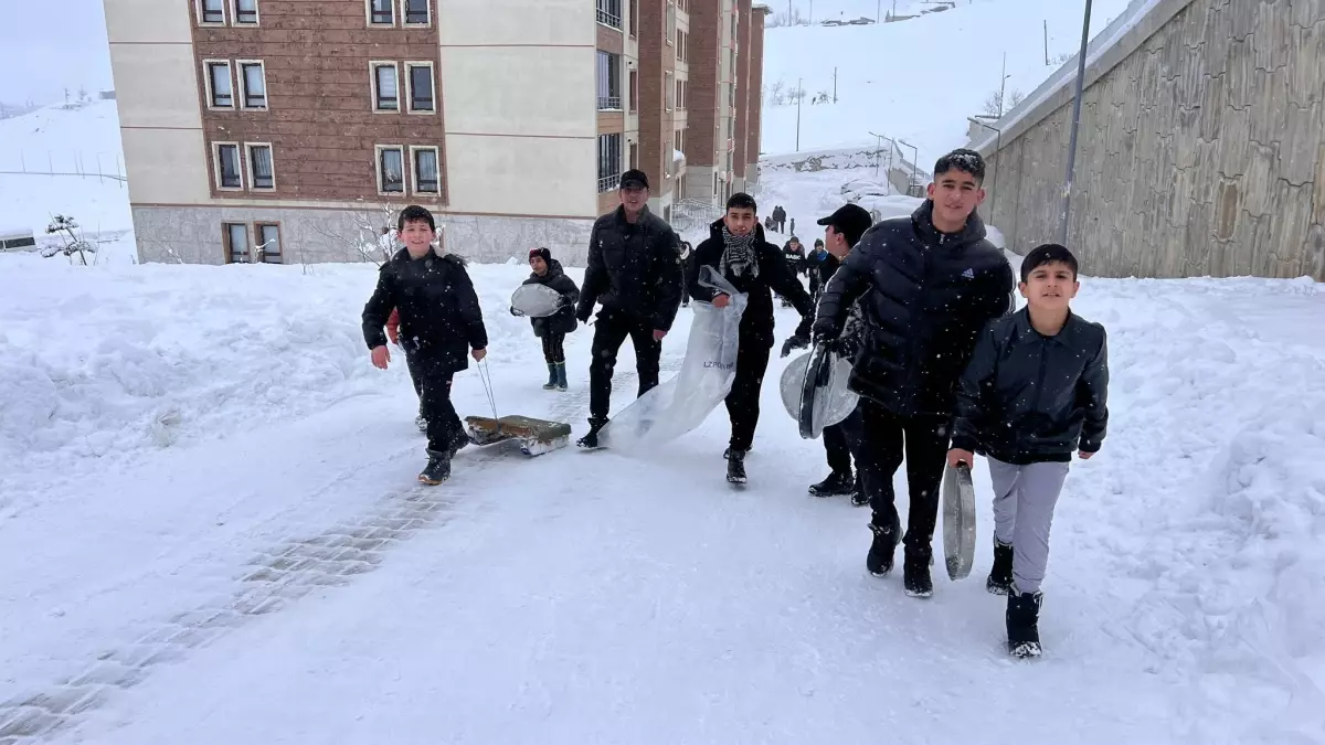 Yüksekova’da Çocuklar Karla Eğleniyor