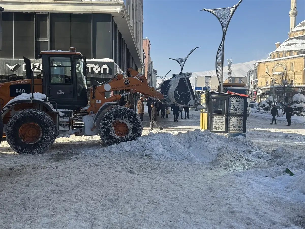 Yüksekova’da Karla Mücadele Devam Ediyor