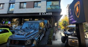 Yurt dışına kaçan galerici sanatçı ve futbolcuların lüks otomobillerini kendi malı gibi satmış!