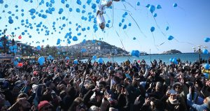 Yüzlerce kişi toplandı, Teoman için sevinç balonu uçurdu