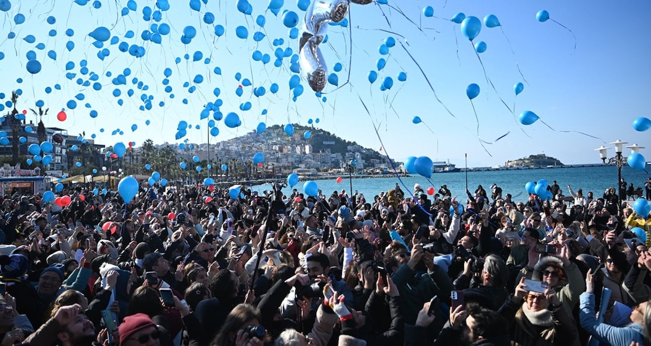 Yüzlerce kişi toplandı, Teoman için sevinç balonu uçurdu
