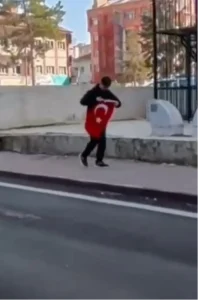 14 Yaşındaki Çocuğun Bayrak Hassasiyeti