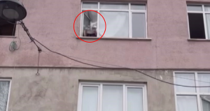 20 yıldır pencereye çıkıp aynı şeyi yapıyor! Mahalleliyi canından bezdirdi