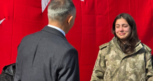 3 yıldır yanından ayırmadı: Parkasını veren komutanla buluşmasında gözyaşları sel oldu