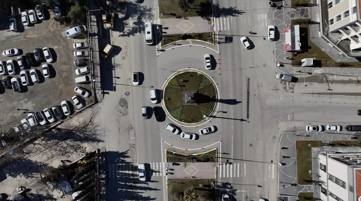 6 ŞUBAT DEPREMLERİNİN ÜÇÜNCÜ YILI – Adıyaman’daki “saat kulesi” 3 yıldır 04.17’yi gösteriyor