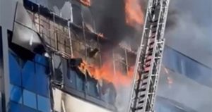 7 katlı iş merkezi alevlere teslim oldu