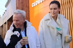 70 yaşındaki Google eski CEO’su, ünlü politikacının 27’lik kızıyla görüntülendi