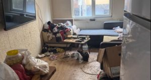 8 aydır kirasını ödemedikleri daireyi ‘çöp eve’ çevirdiler