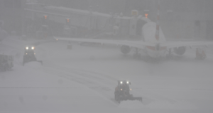 ABD’de yoğun kar yağışı nedeniyle 5 binden fazla uçuş iptal edildi