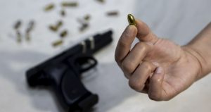 ‘Adana’da çeteler var’ dedi doktoru masasına mermi bırakarak tehdit etti